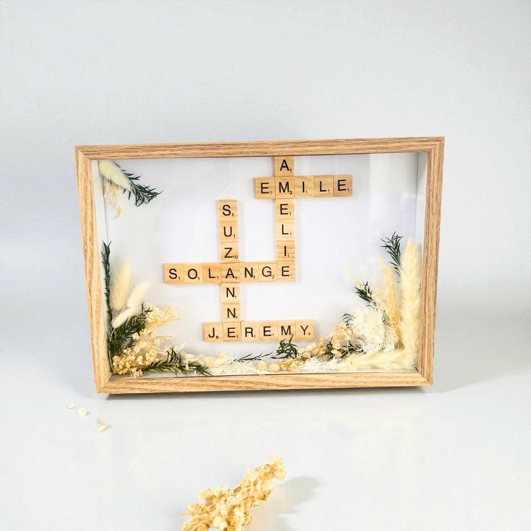Cadre Scrabble Personnalisé Prénoms & Fleurs Séchées – Le Plaisir d’Offrir