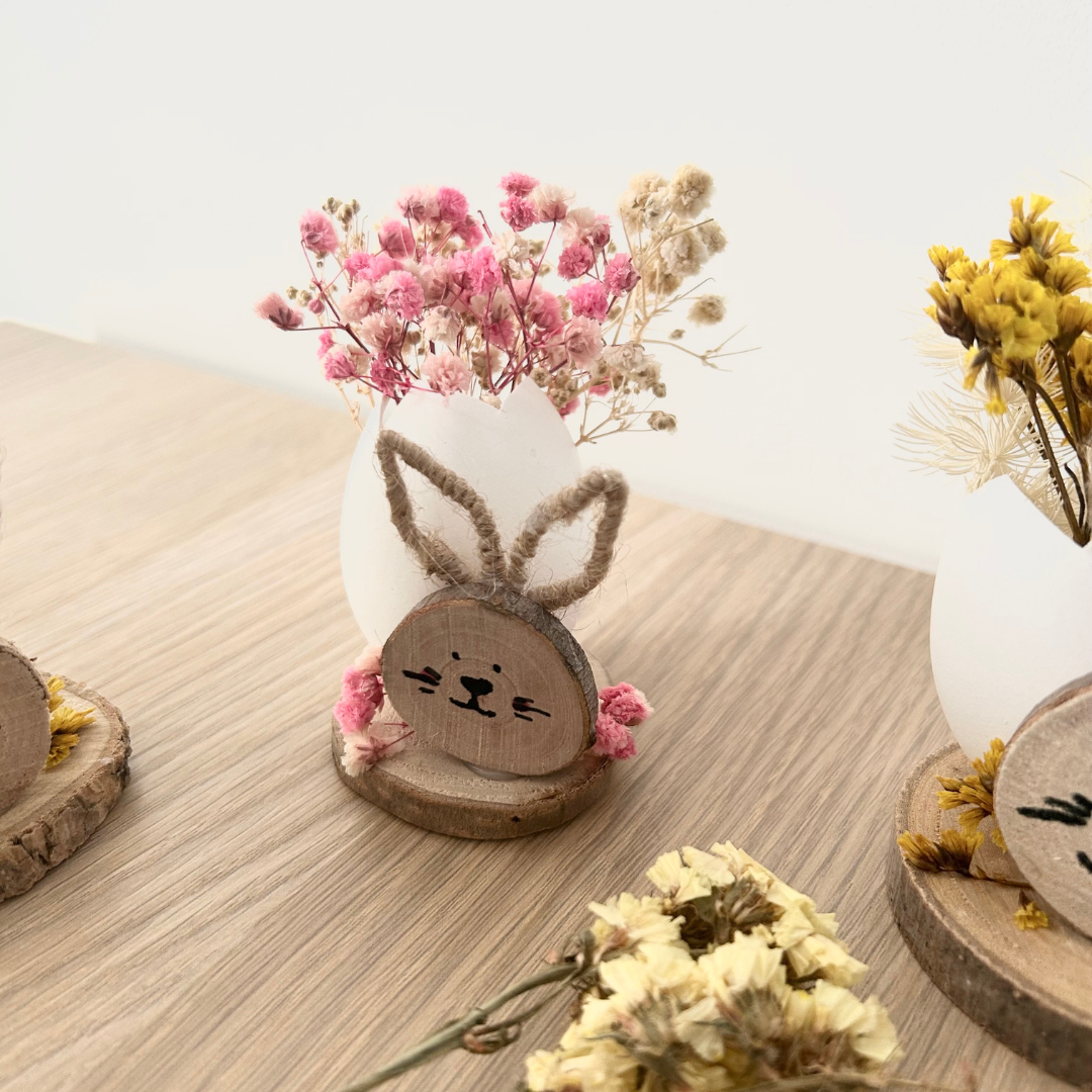 Décoration de table – Lapin en bois avec fleurs séchées