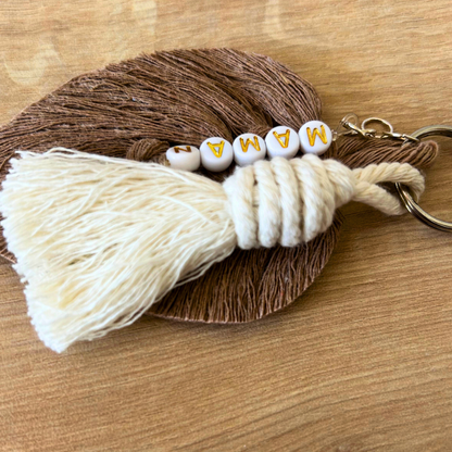 Porte-clé personnalisé macramé – pompon & feuille avec prénom en perles