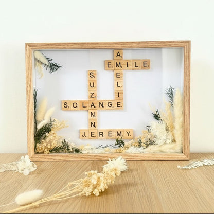 Cadre Scrabble personnalisé avec prénoms et fleurs séchées – cadeau personnalisé fait main