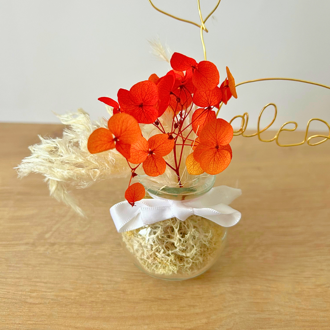 Centre de table anniversaire fleurs séchées – bouquet personnalisé avec prénom ou cœur
