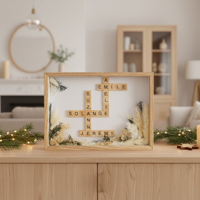 Cadre Scrabble personnalisé avec prénoms et fleurs séchées – cadeau personnalisé fait main