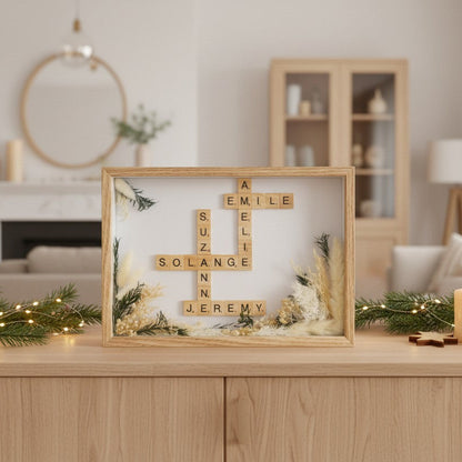 Cadre Scrabble personnalisé avec prénoms et fleurs séchées – cadeau personnalisé fait main