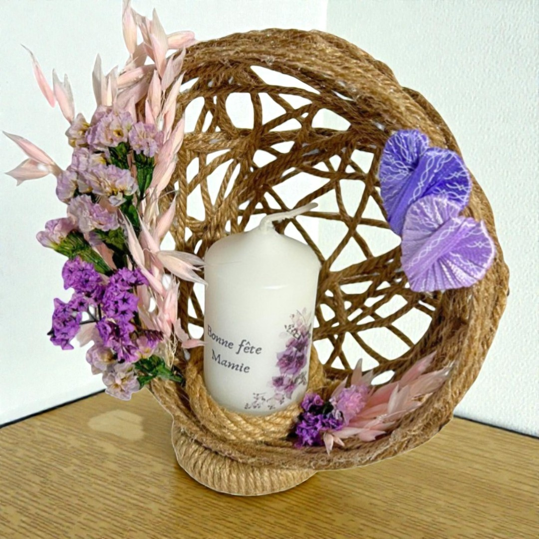 Composition florale personnalisée avec bougie – Cadeau Fête des Grand-Mères unique