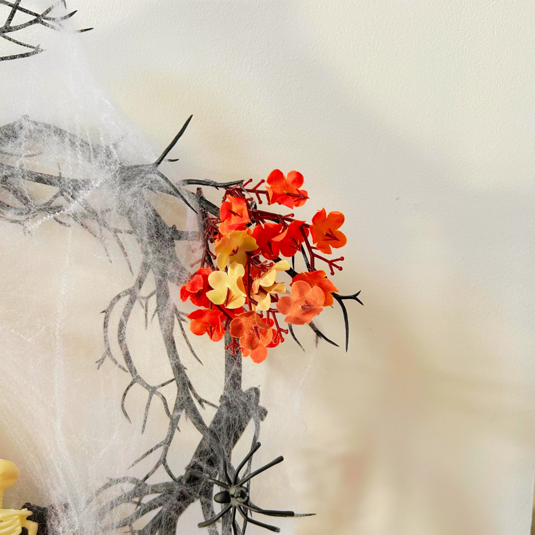 Couronne Halloween – Fleurs, Citrouilles, Squelette & Araignées – Déco de porte