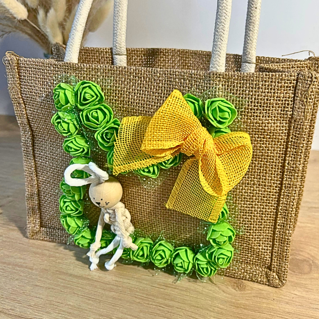 Sac de Pâques personnalisé en jute – lapin macramé & fleurs