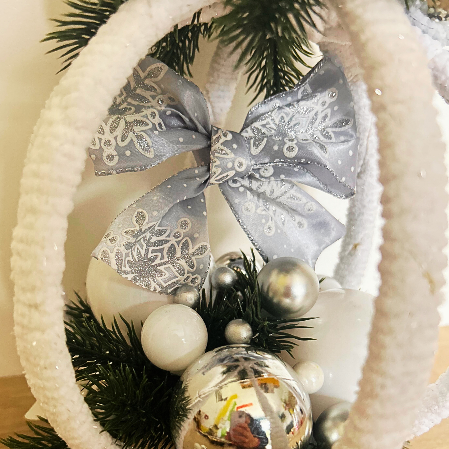 Grande Boule de Noël Lumineuse – Création Artisanale en Bambou et Jute