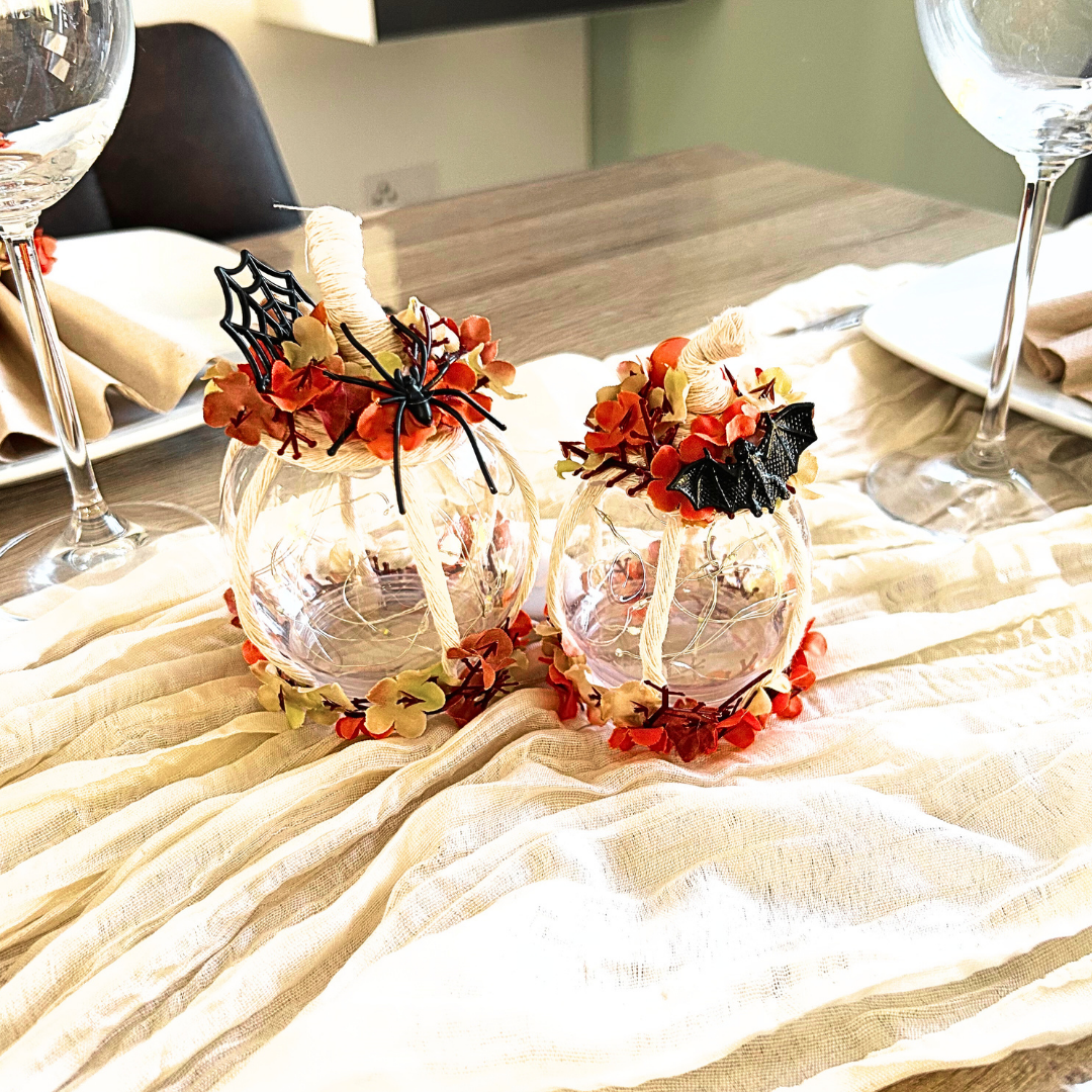 Citrouille Décorative avec Fleurs Artificielles – Boule en Plastique 12.5 x 8 cm