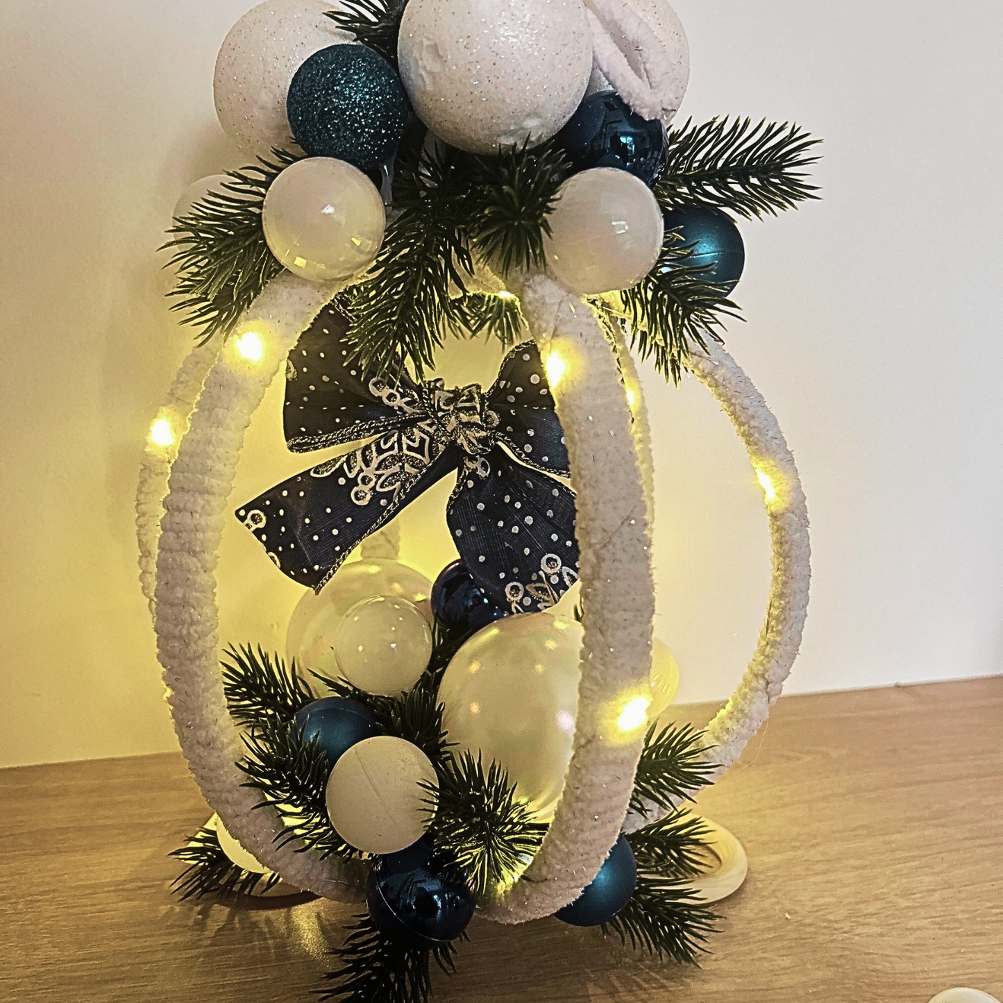 Grande Boule de Noël Lumineuse – Création Artisanale en Bambou et Jute