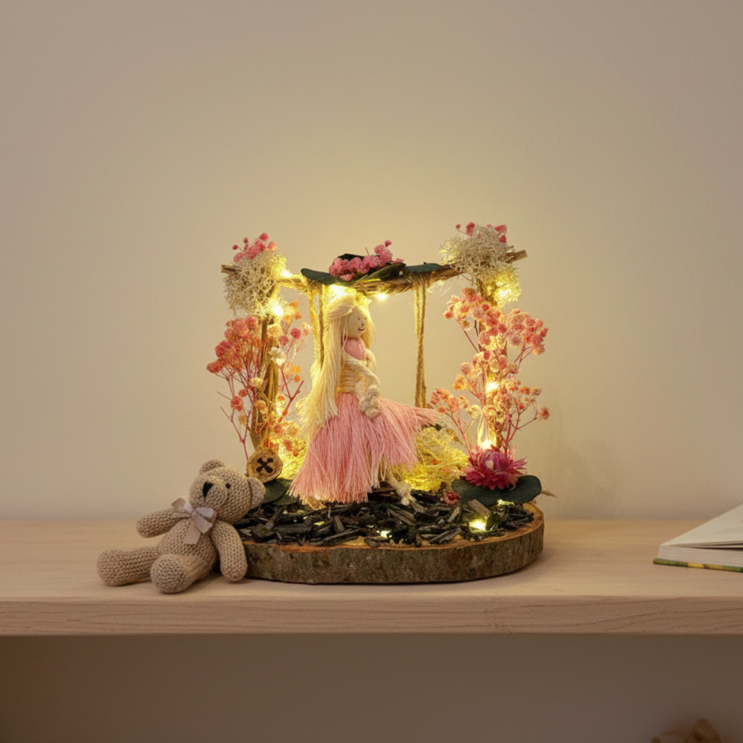 Décoration Lumineuse Fée sur Balançoire – Centre de Table Anniversaire Féérique & Personnalisé