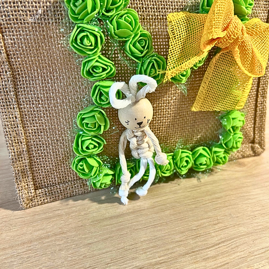 Sac de Pâques personnalisé en jute – lapin macramé & fleurs