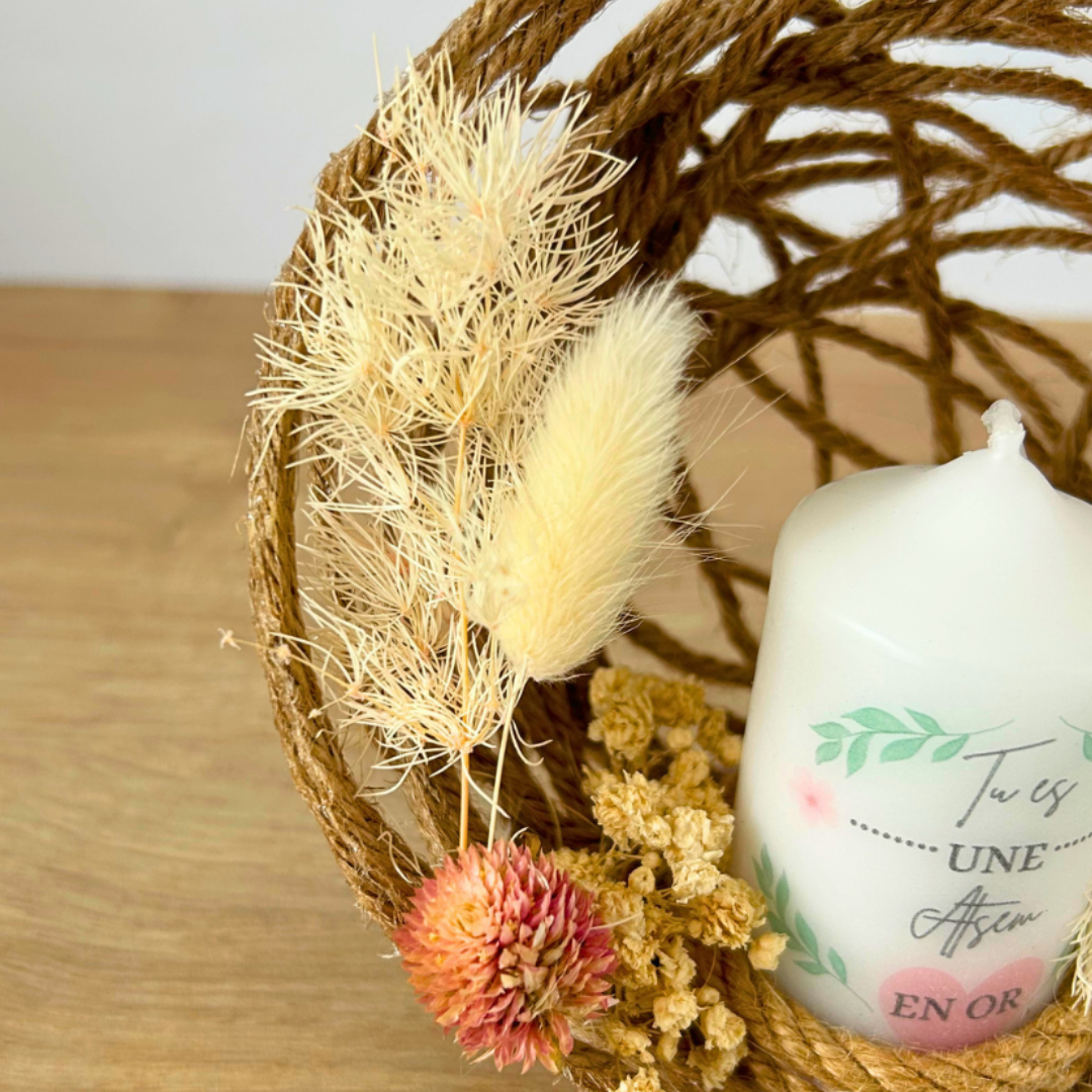 Composition florale personnalisée avec bougie – Cadeau maîtresse, nounou, ATSEM fin d’année