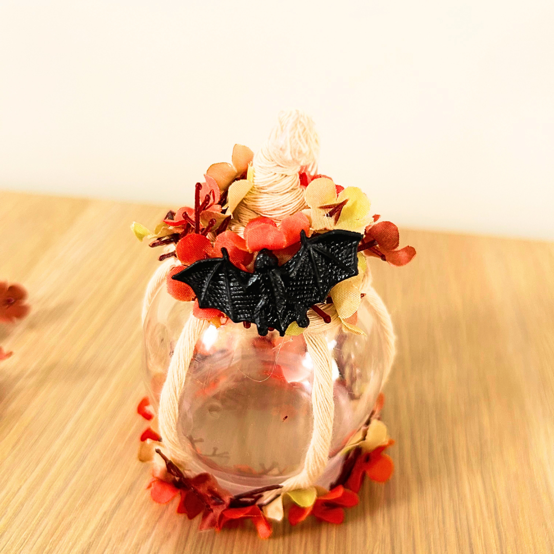 Citrouille Décorative avec Fleurs Artificielles & Chauve-Souris – Boule en Plastique 11 x 6.5 cm