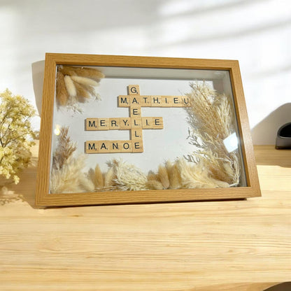 Cadre Scrabble personnalisé avec prénoms et fleurs séchées – cadeau personnalisé fait main