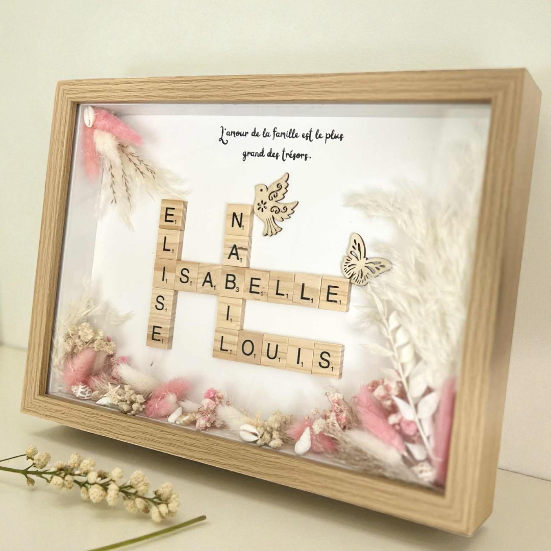 Cadre Scrabble Personnalisé Prénoms & Fleurs Séchées – Le Plaisir d’Offrir
