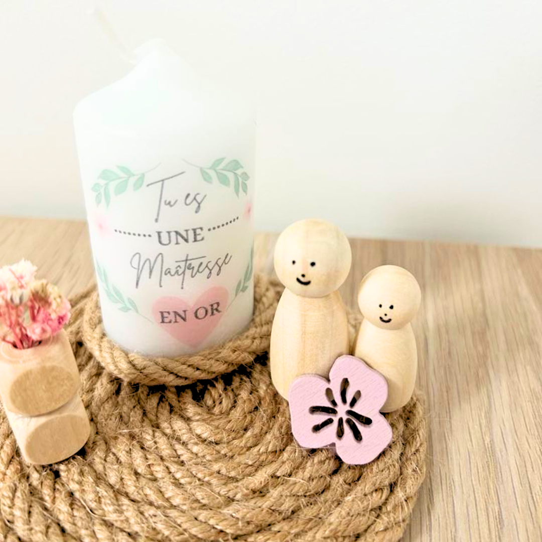 Bougeoir Personnalisé avec Bougie & Fleurs Séchées – Cadeau de Fin d’Année pour Maîtresse, Maître, ATSEM