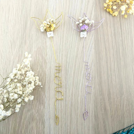 Marque-page personnalisé en fil de fer et fleurs séchées – Cadeau artisanal fait main