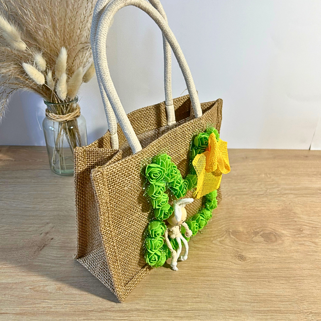 Sac de Pâques personnalisé en jute – lapin macramé & fleurs