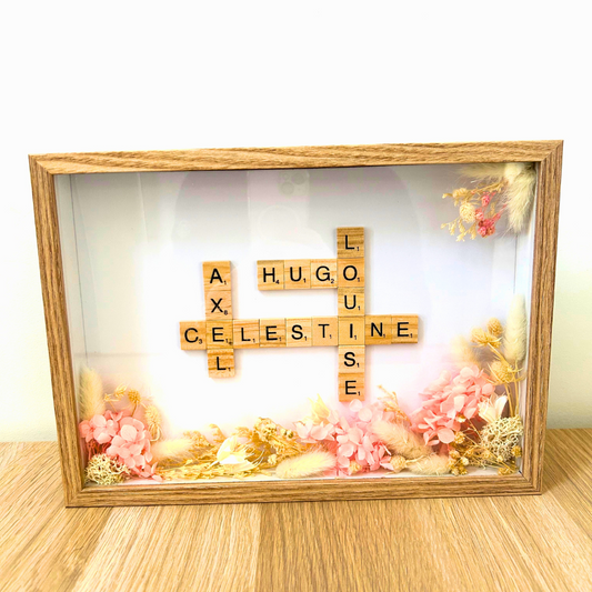 Cadre Scrabble Personnalisé Prénoms & Fleurs Séchées – Cadeau Unique pour les Mariés