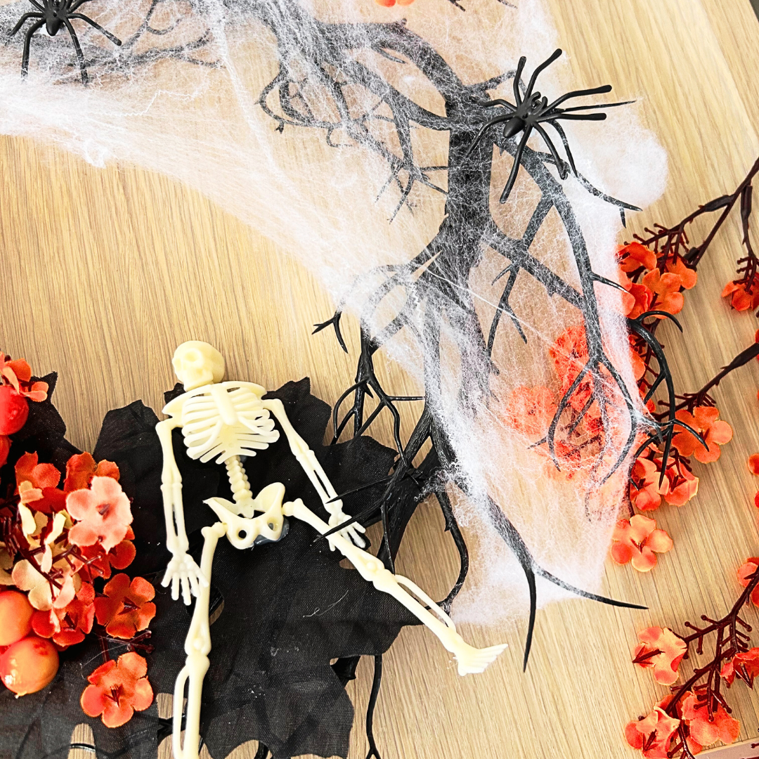 Couronne Halloween – Fleurs, Citrouilles, Squelette & Araignées – Déco de porte