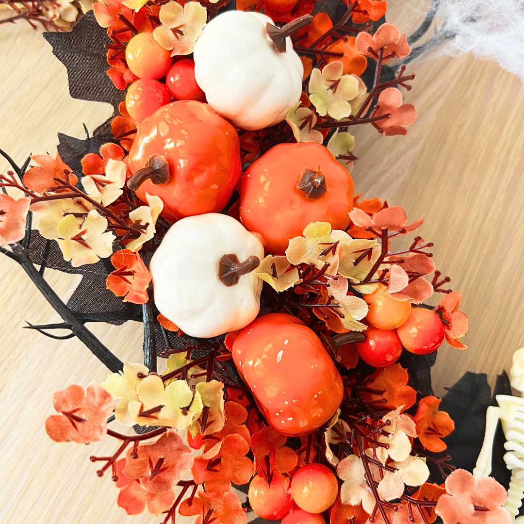 Couronne Halloween – Fleurs, Citrouilles, Squelette & Araignées – Déco de porte