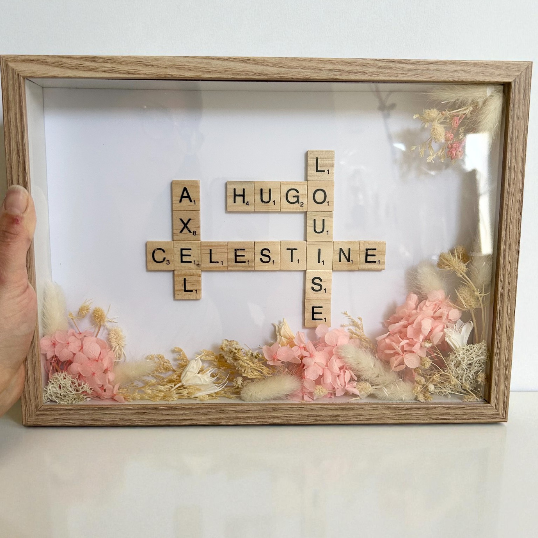 Cadre Scrabble Personnalisé Prénoms & Fleurs Séchées – Le Plaisir d’Offrir