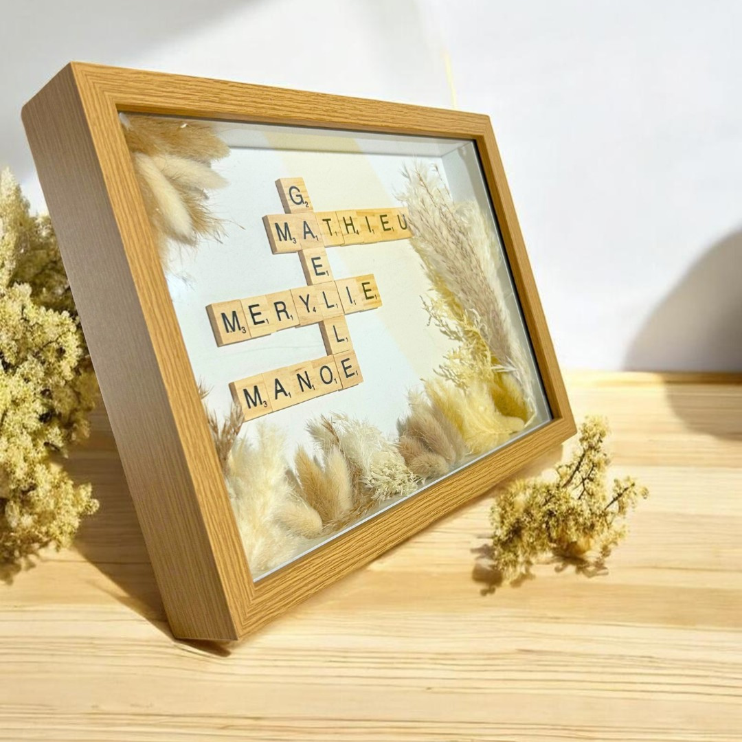 Cadre Scrabble Personnalisé Prénoms & Fleurs Séchées – Cadeau Unique pour les Mariés