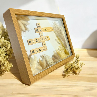 Cadre Scrabble personnalisé avec prénoms et fleurs séchées – cadeau personnalisé fait main