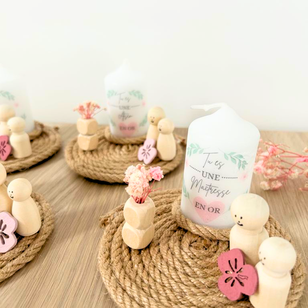 Bougeoir Personnalisé avec Bougie & Fleurs Séchées – Cadeau de Fin d’Année pour Maîtresse, Maître, ATSEM