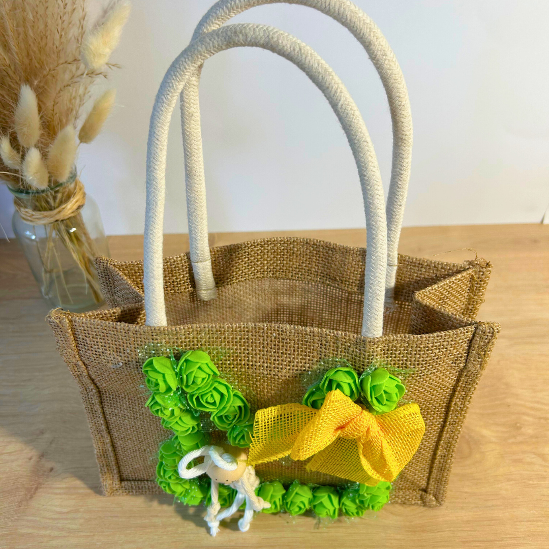 Sac de Pâques personnalisé en jute – lapin macramé & fleurs