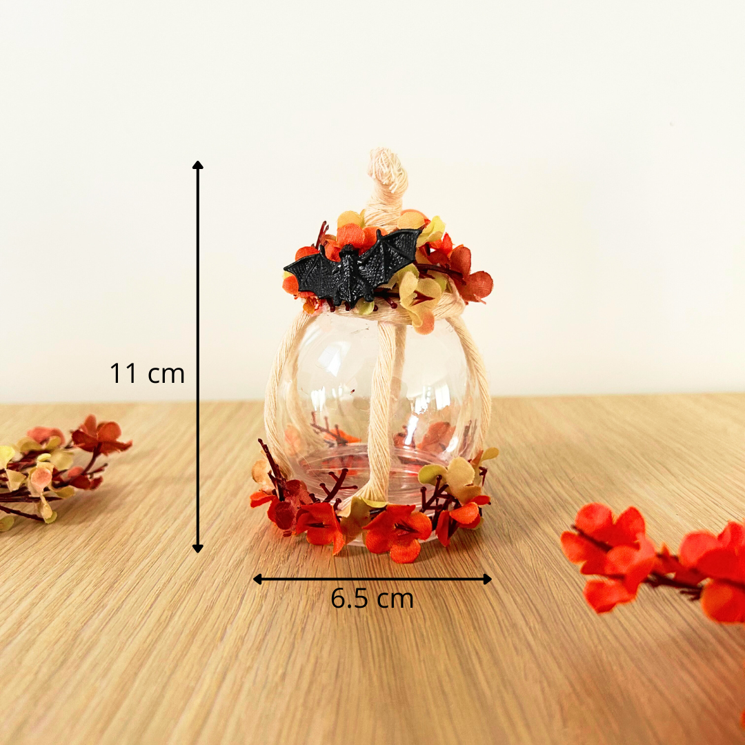 Citrouille Décorative avec Fleurs Artificielles & Chauve-Souris – Boule en Plastique 11 x 6.5 cm