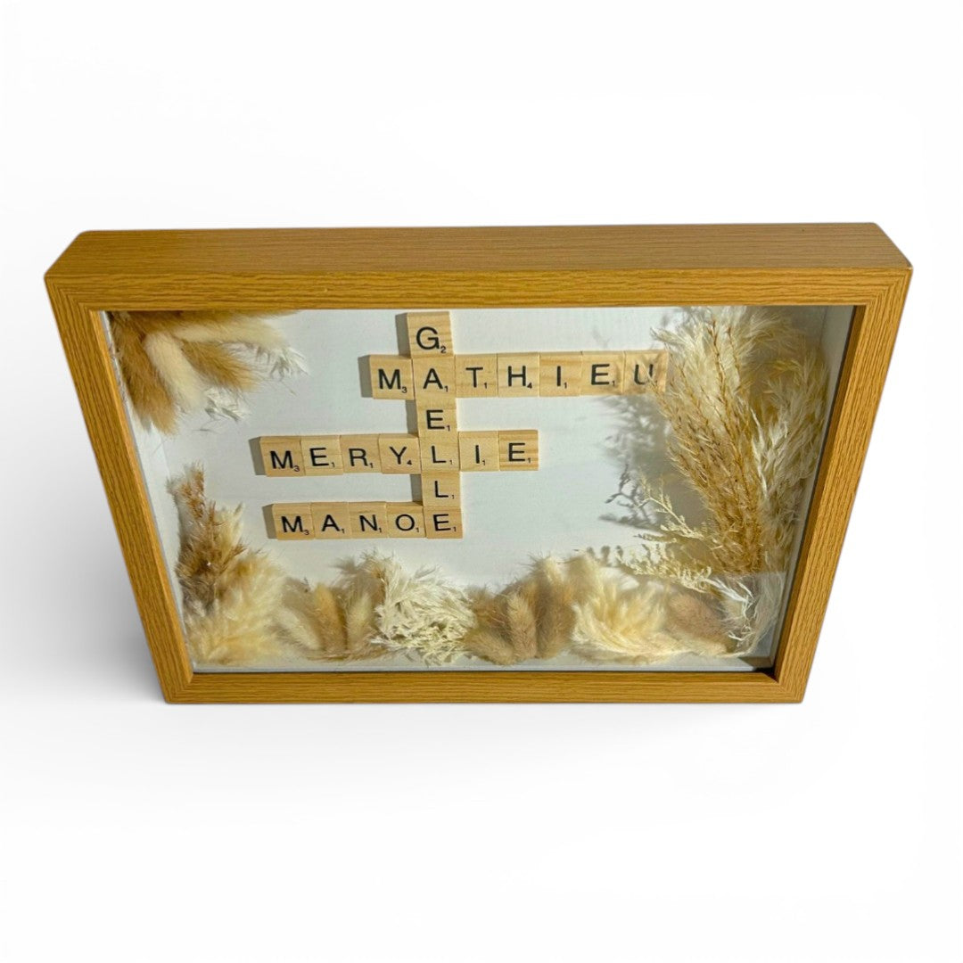 Cadre Scrabble Personnalisé Prénoms & Fleurs Séchées – Cadeau Unique pour les Mariés