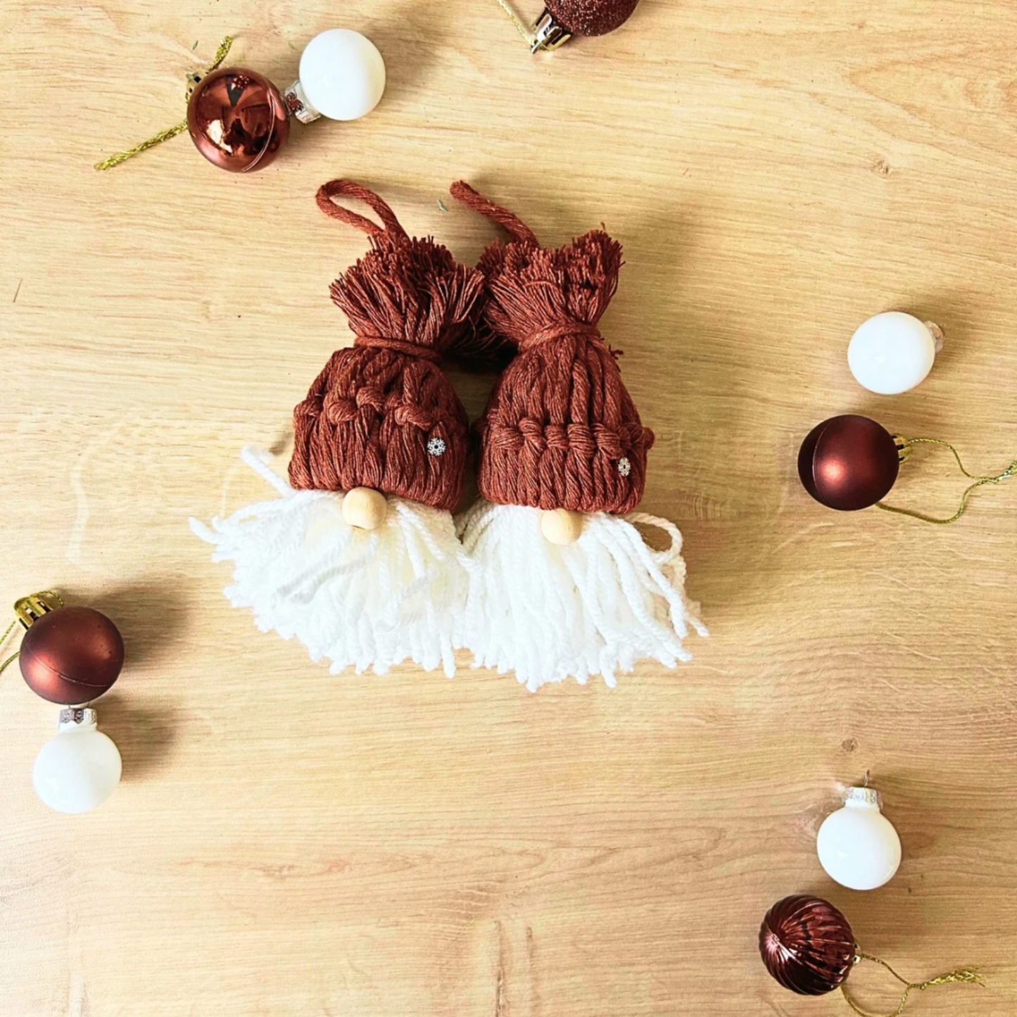 Gnome de Noël en Macramé – Décoration de Sapin Artisanale