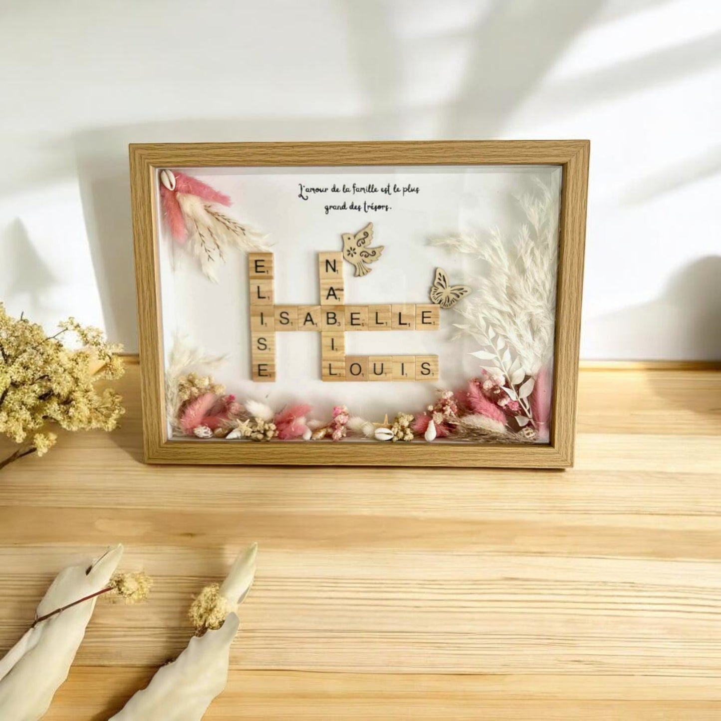 Cadre Scrabble Personnalisé avec Prénoms & Fleurs Séchées – Cadeau Fête des Grand-Mères