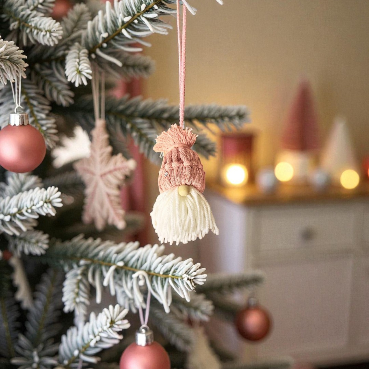 Gnome de Noël en Macramé – Décoration de Sapin Artisanale