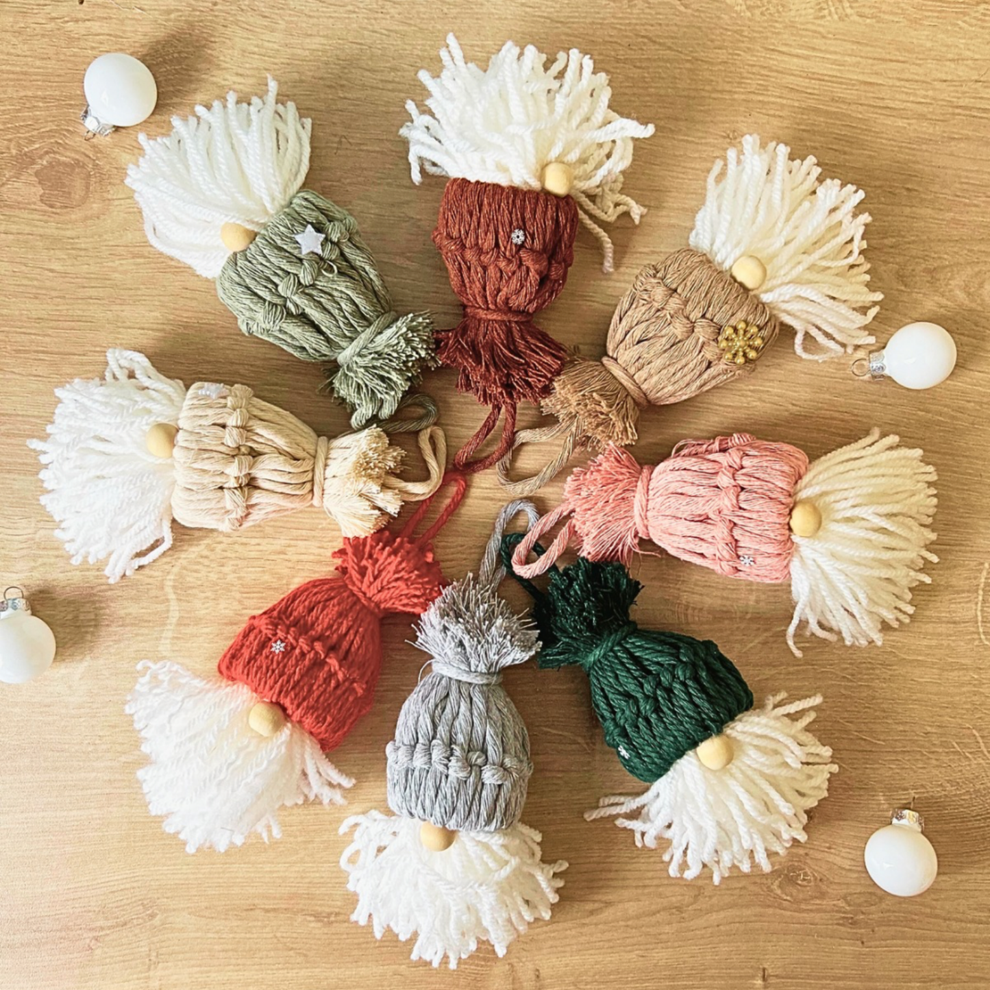 Gnome de Noël en Macramé – Décoration de Sapin Artisanale