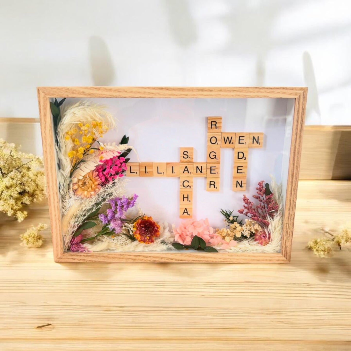 Cadre Scrabble Personnalisé avec Prénoms & Fleurs Séchées – Cadeau Fête des Mères