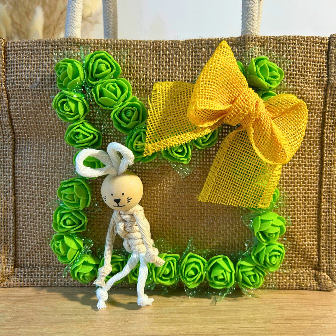 Sac de Pâques personnalisé en jute – lapin macramé & fleurs