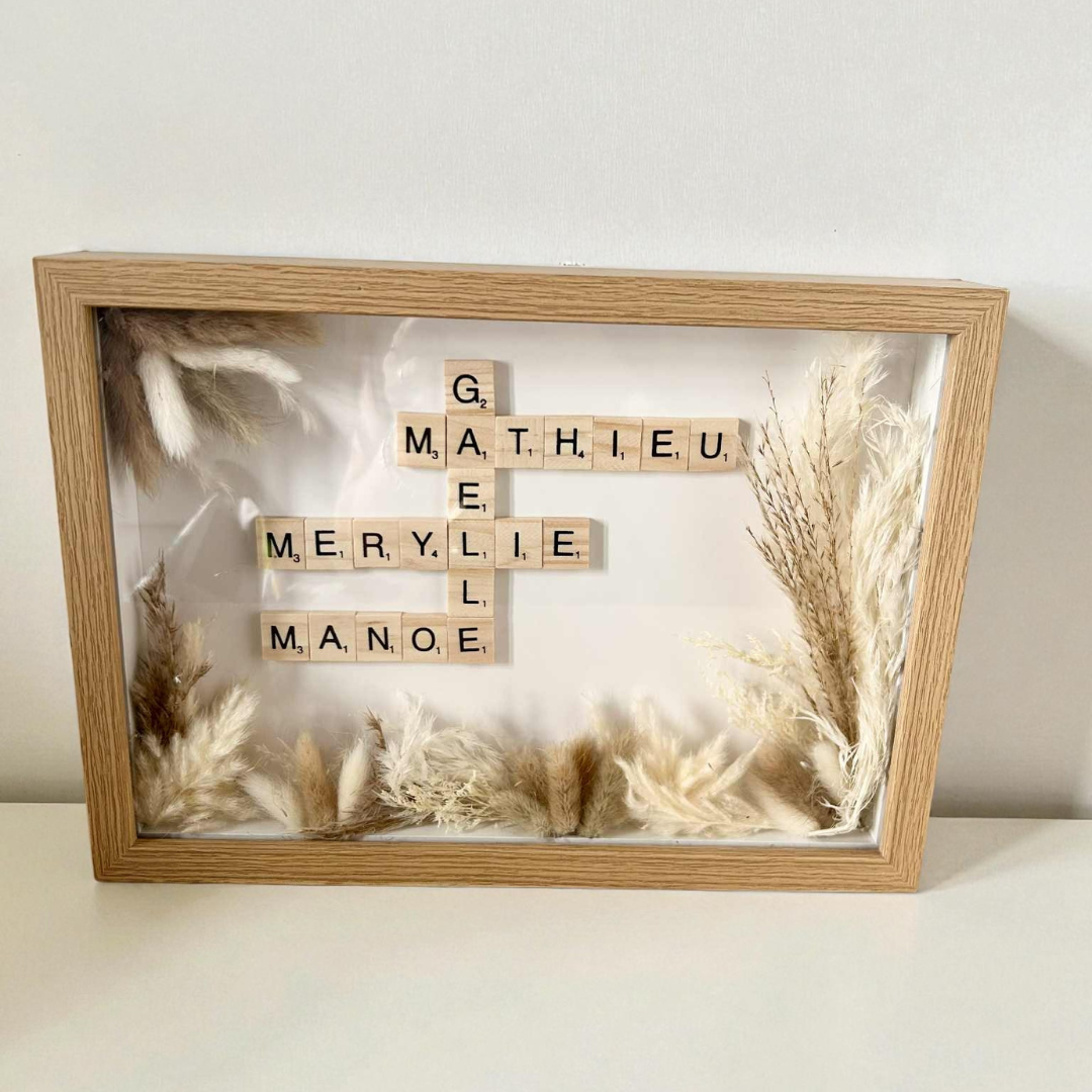 Cadre Scrabble Personnalisé Prénoms & Fleurs Séchées – Le Plaisir d’Offrir