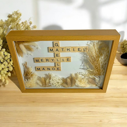 Cadre Scrabble personnalisé avec prénoms et fleurs séchées – cadeau personnalisé fait main