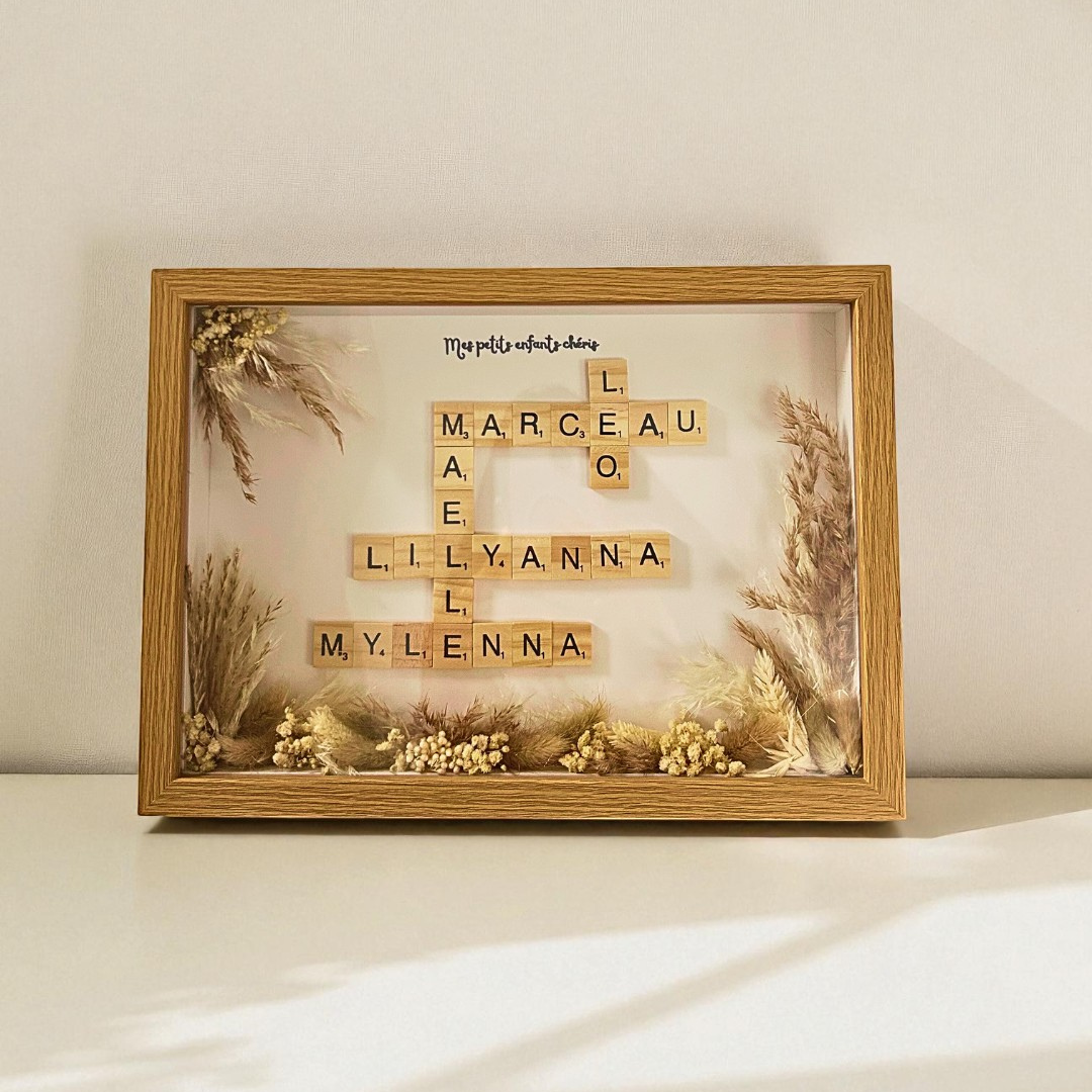 Cadre Scrabble Personnalisé Prénoms & Fleurs Séchées – Le Plaisir d’Offrir
