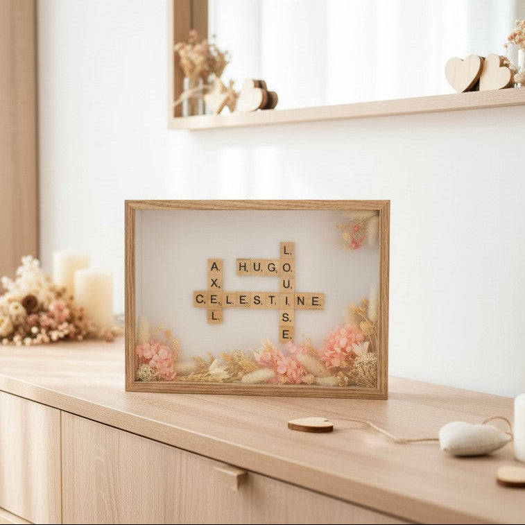 Cadre Scrabble personnalisé avec prénoms et fleurs séchées – cadeau Saint-Valentin