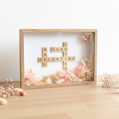 Cadre Scrabble personnalisé avec prénoms et fleurs séchées – cadeau personnalisé fait main