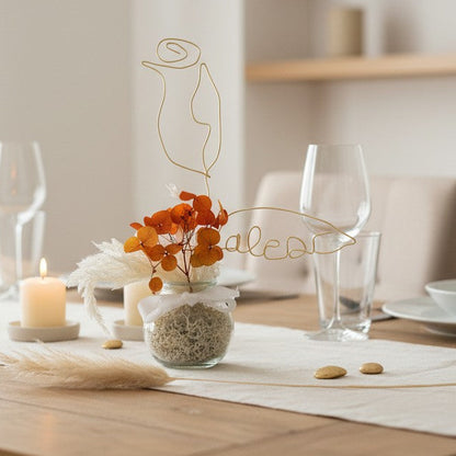 Centre de table baptême fleurs séchées – bouquet personnalisé avec prénom ou cœur