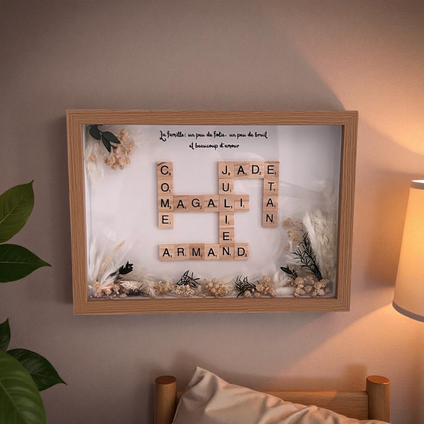 Cadre Scrabble Personnalisé Prénoms & Fleurs Séchées – Le Plaisir d’Offrir