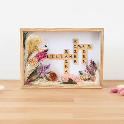 Cadre Scrabble personnalisé avec prénoms et fleurs séchées – cadeau personnalisé fait main