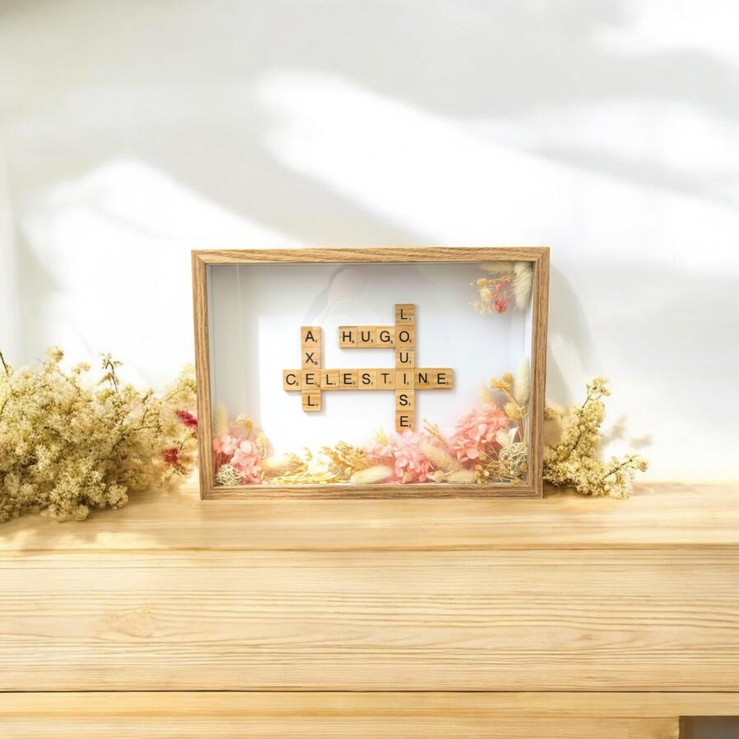 Cadre Scrabble Personnalisé avec Prénoms & Fleurs Séchées – Cadeau Fête des Mères