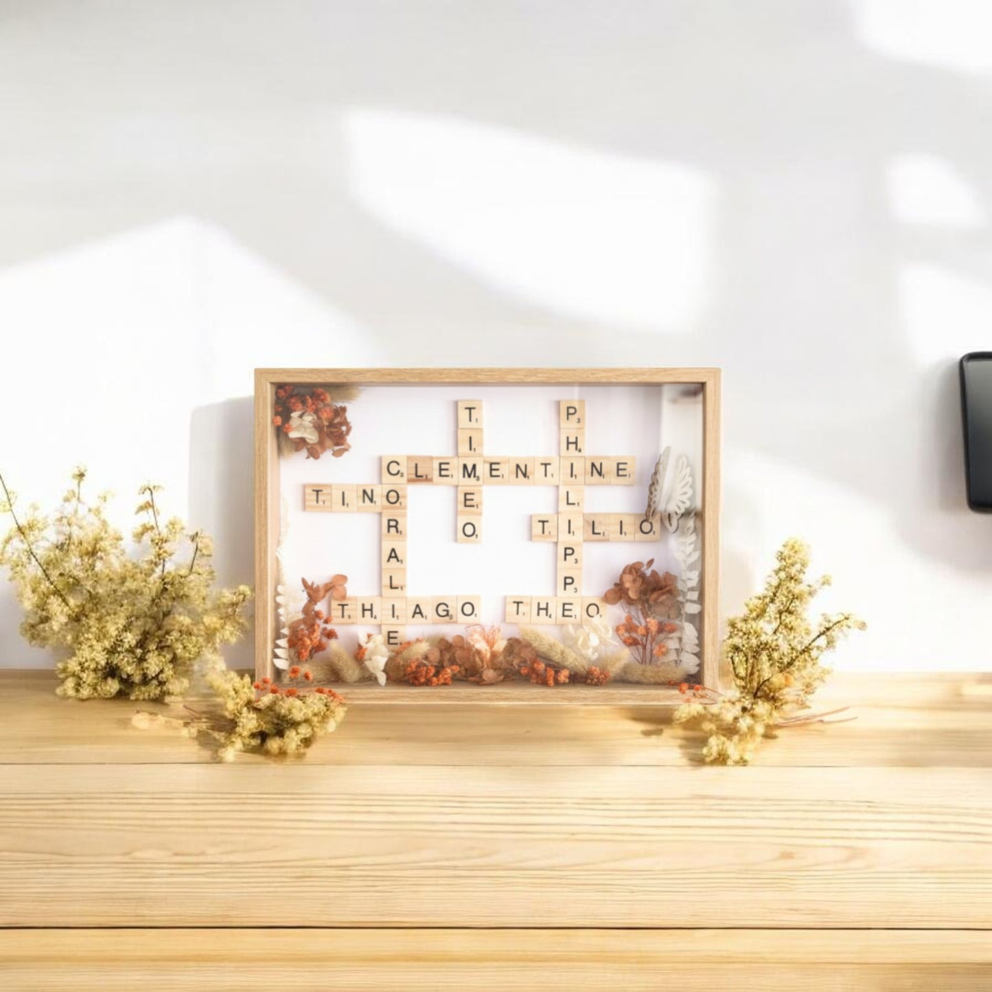 Cadre Scrabble Personnalisé avec Prénoms & Fleurs Séchées – Cadeau Fête des Grand-Mères