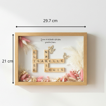 Cadre Scrabble personnalisé avec prénoms et fleurs séchées – cadeau personnalisé fait main