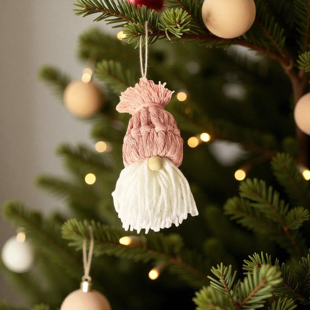 Gnome de Noël en Macramé – Décoration de Sapin Artisanale